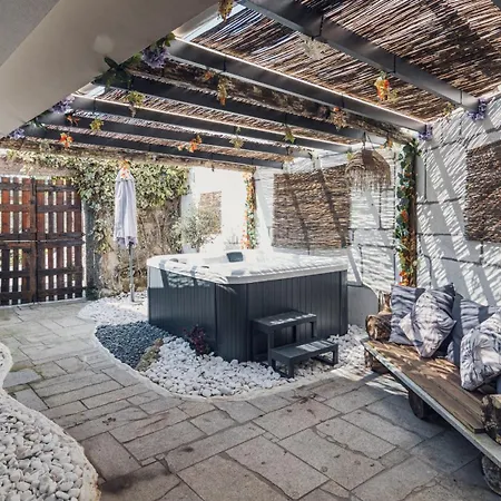 Jacuzzy Luxury Geres Stone House